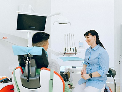 Make patient speaking with dentist
